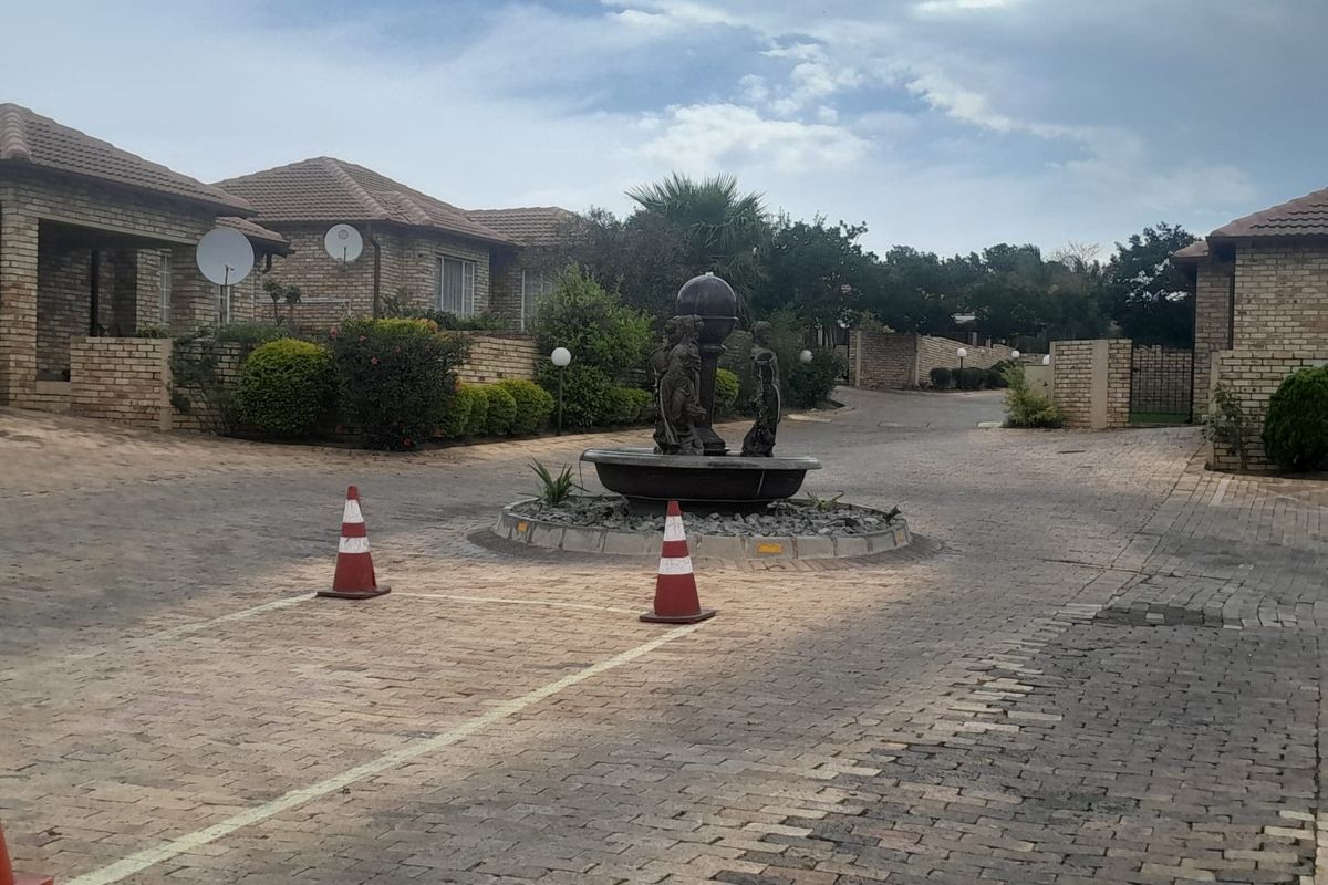 Apartment For Sale In Midrand - Photo 2