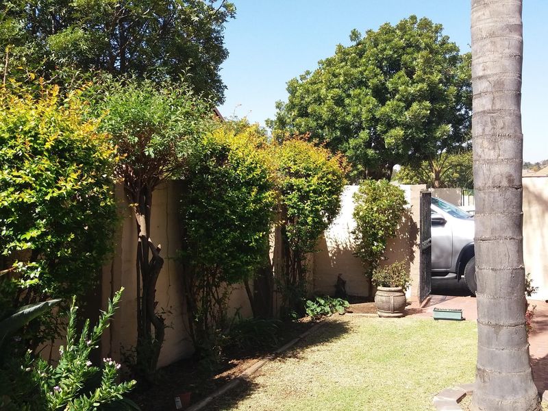 Townhouse Pending Sale In Midrand - Photo 3