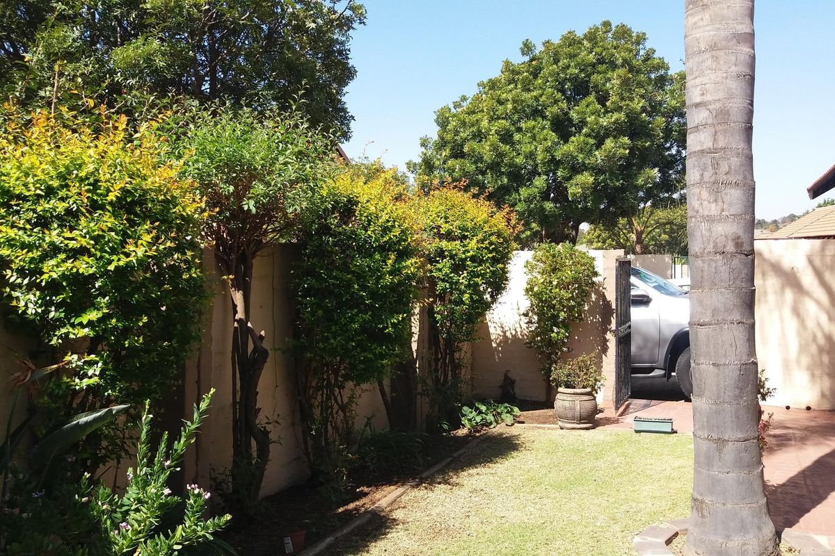 Townhouse Pending Sale In Midrand - Photo 3