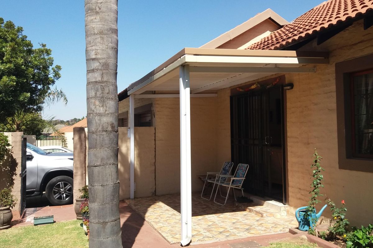 Townhouse Pending Sale In Midrand - Photo 4