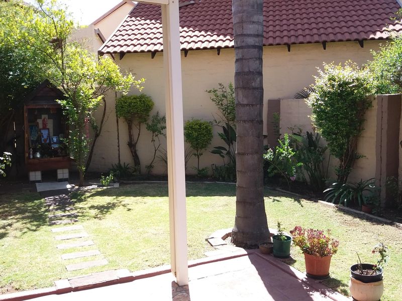 Townhouse Pending Sale In Midrand - Photo 2