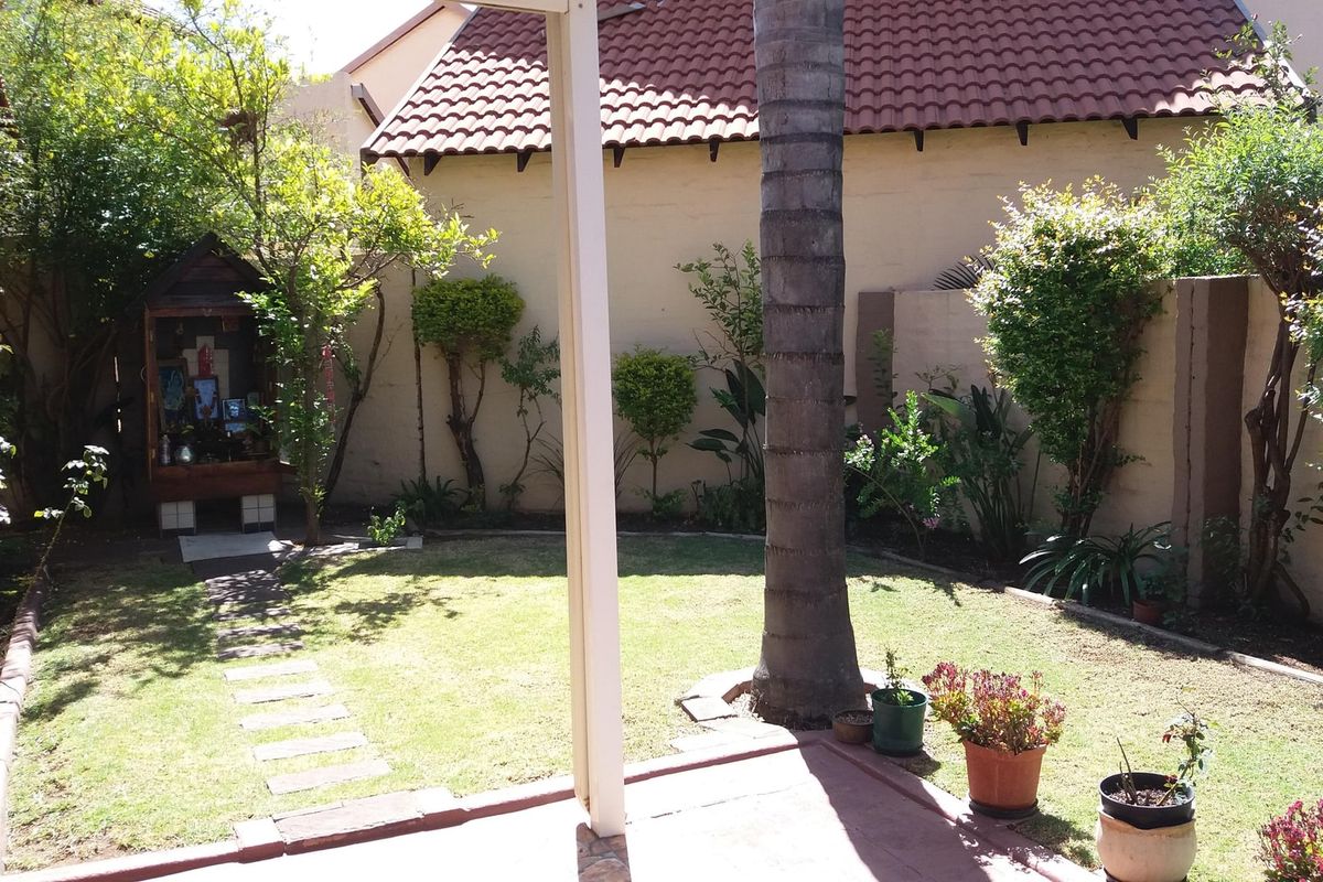 Townhouse Pending Sale In Midrand - Photo 2