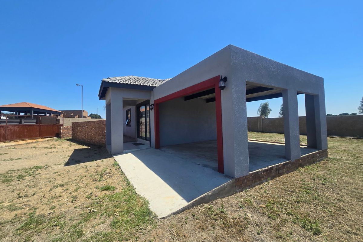 Townhouse For Sale In Rayton - Photo 2