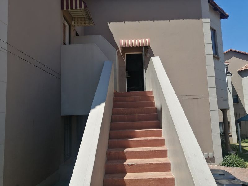 Townhouse For Sale In Johannesburg - Photo 4