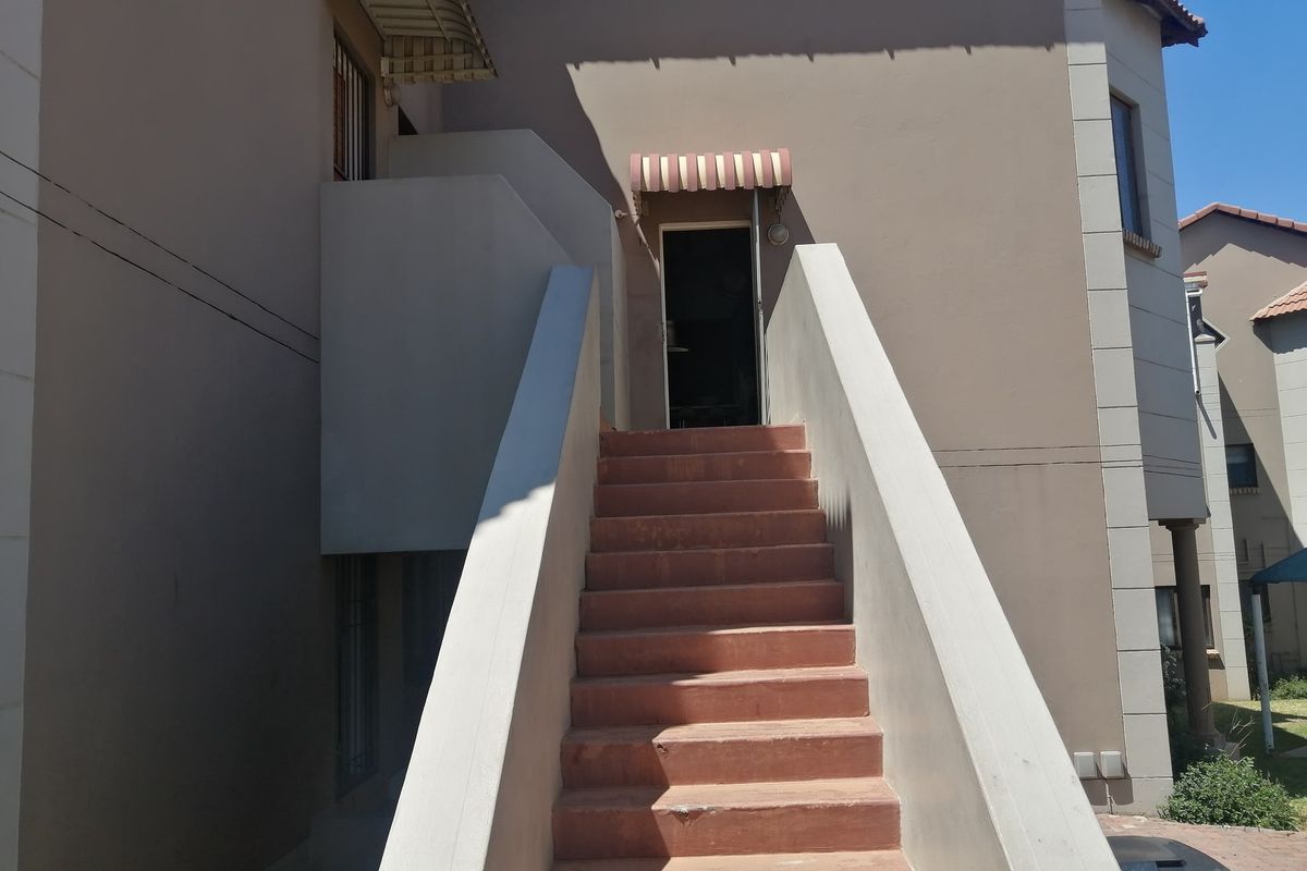 Townhouse For Sale In Johannesburg - Photo 4