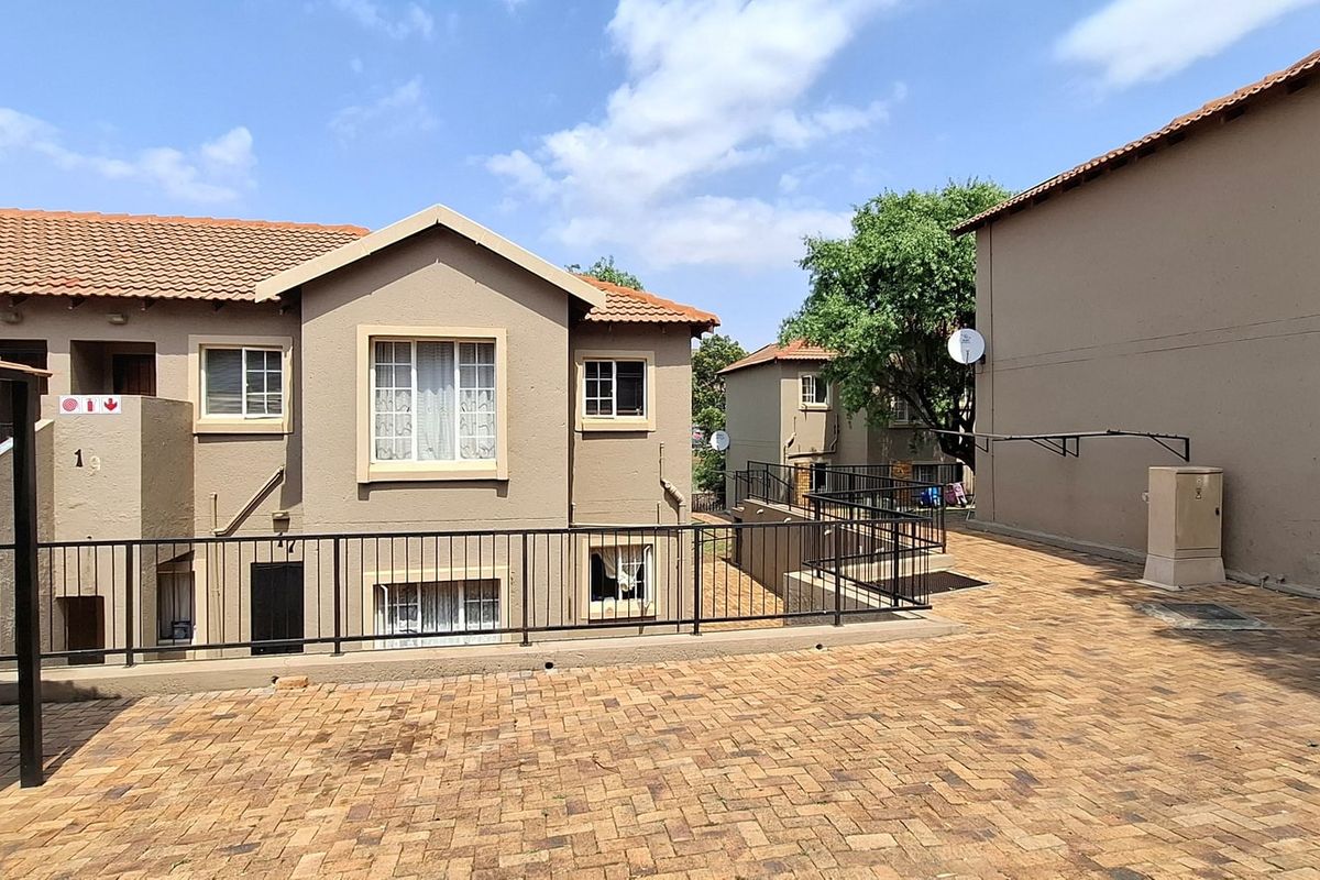 Apartment For Sale In Roodepoort - Photo 2