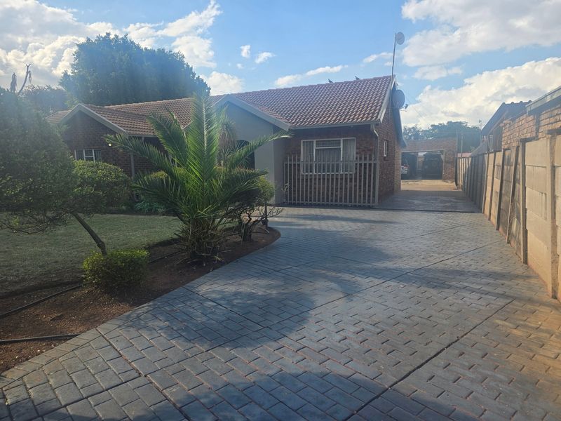 House For Sale In Rayton - Photo 6
