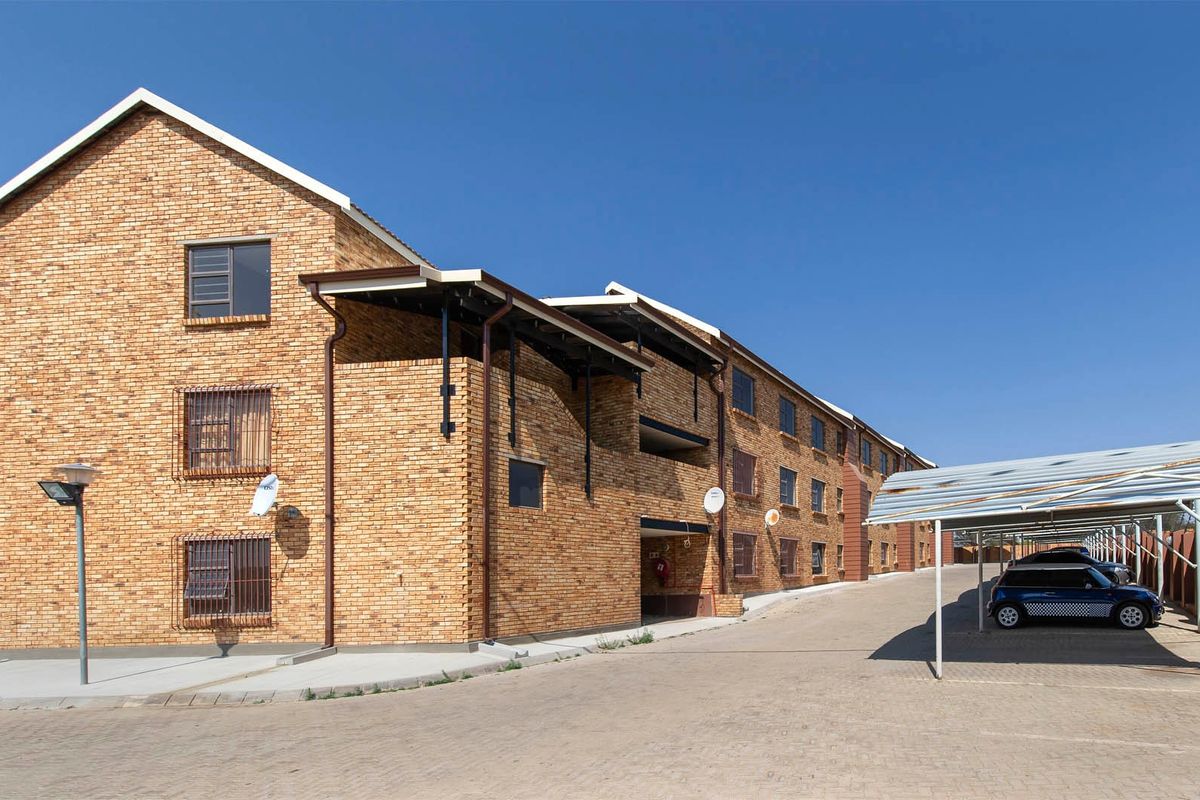 Apartment For Sale In Roodepoort - Photo 2