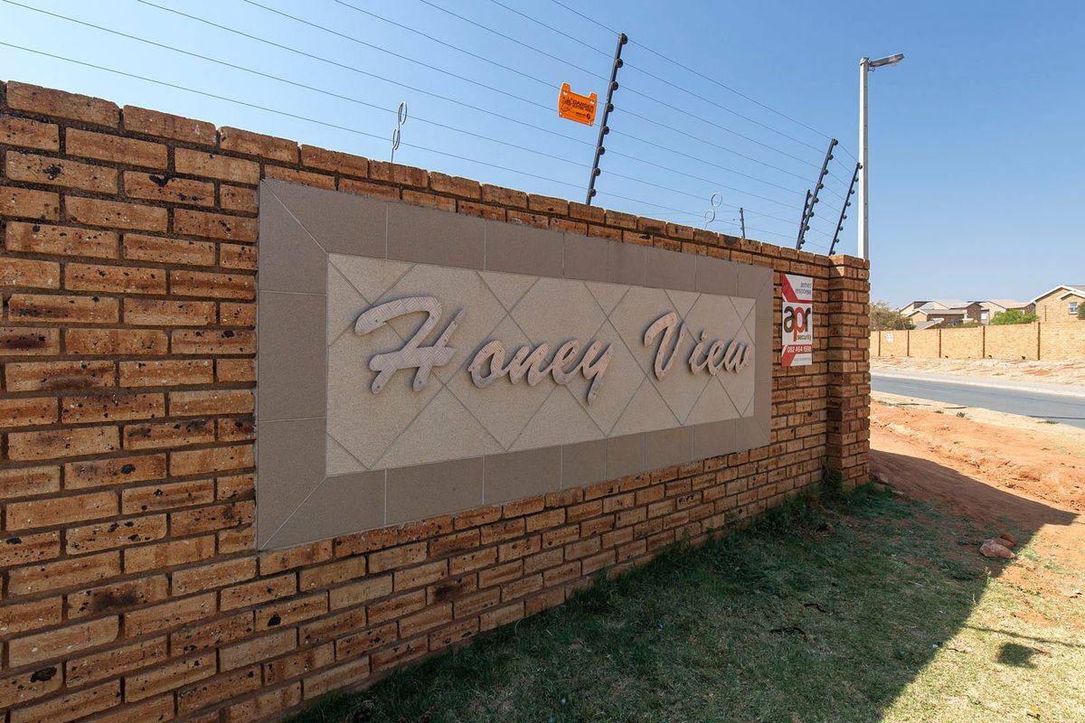Apartment For Sale In Roodepoort - Photo 2