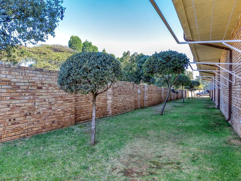 Apartment For Sale In Roodepoort - Photo 4