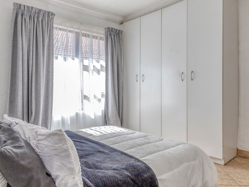 Apartment For Sale In Roodepoort - Photo 8