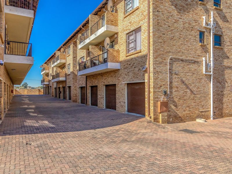 Apartment For Sale In Roodepoort - Photo 7