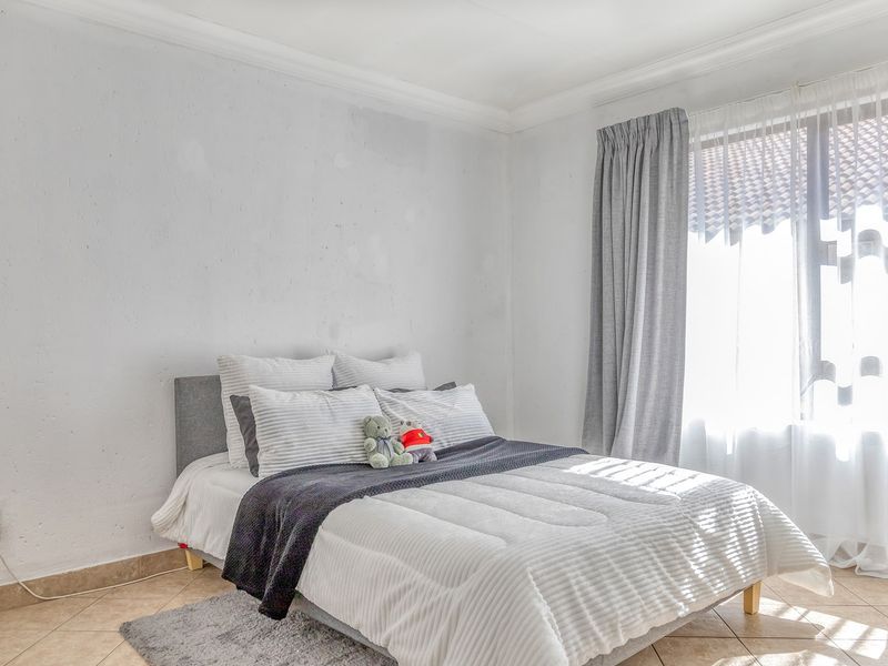 Apartment For Sale In Roodepoort - Photo 6