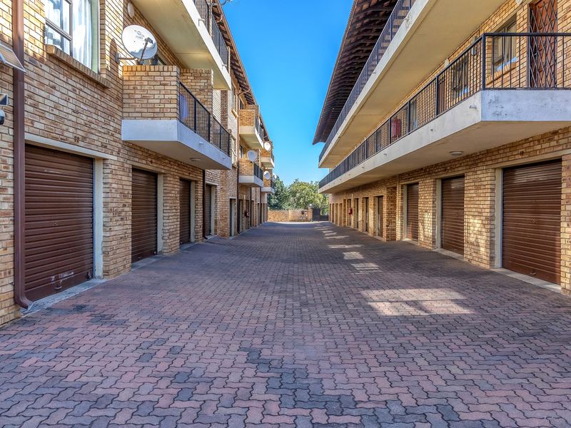 Apartment For Sale In Roodepoort - Photo 2