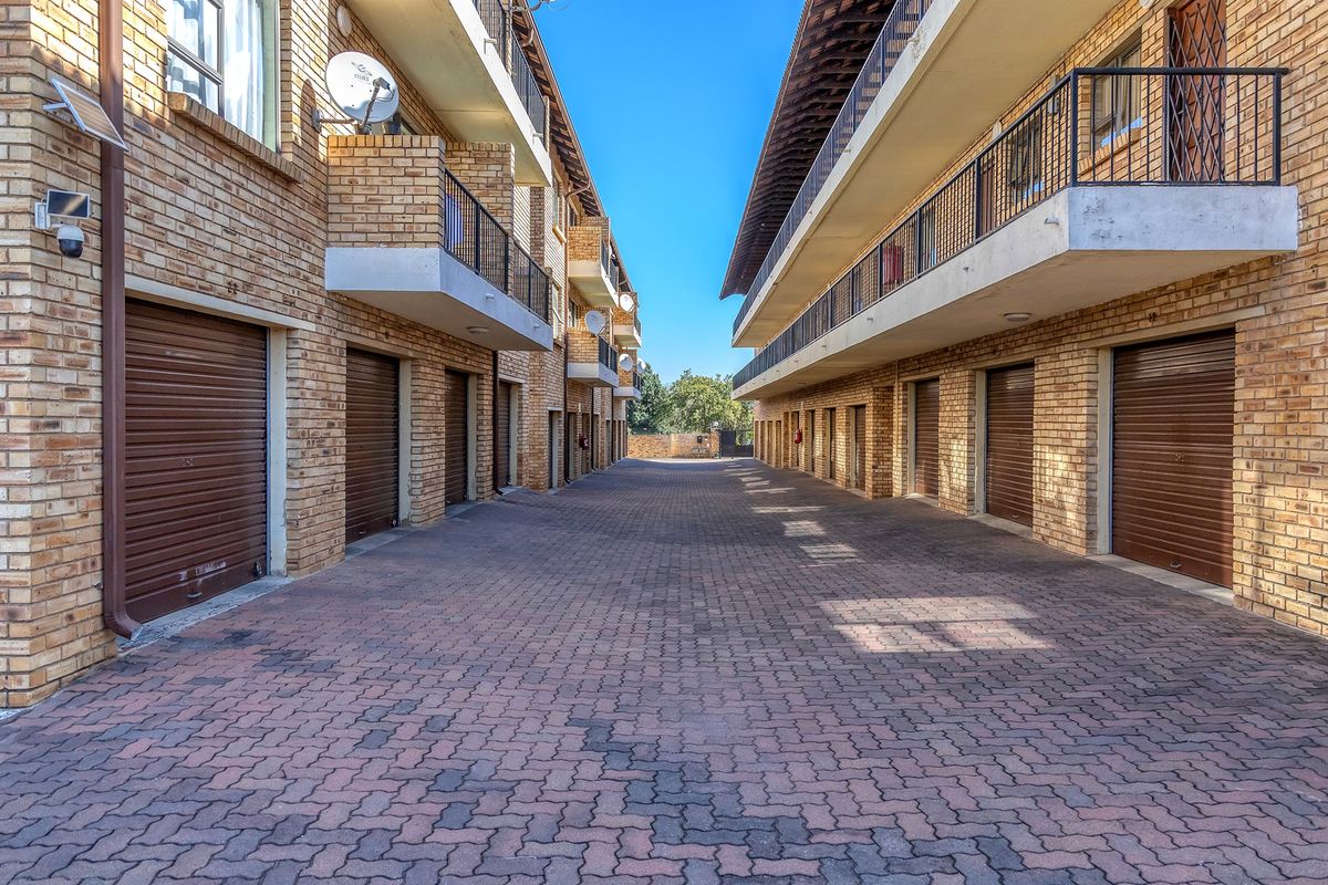Apartment For Sale In Roodepoort - Photo 2