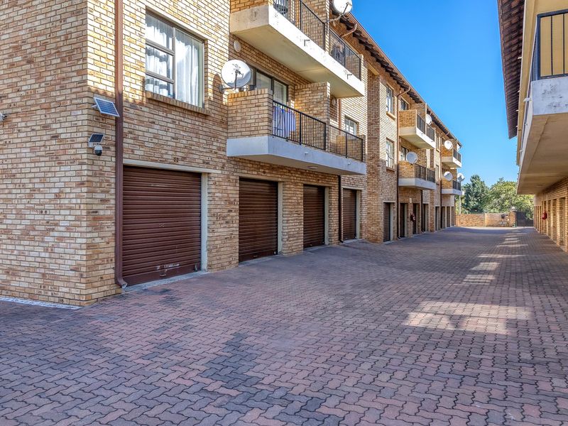 Apartment For Sale In Roodepoort - Photo 1