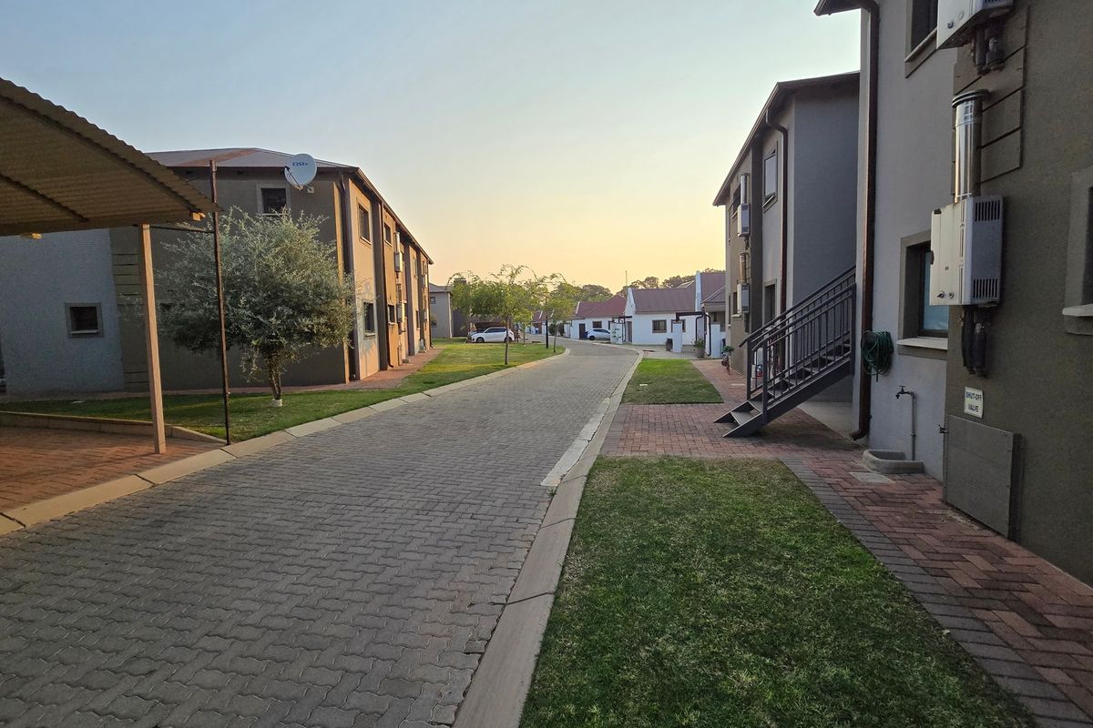 Townhouse For Sale In Cullinan - Photo 4
