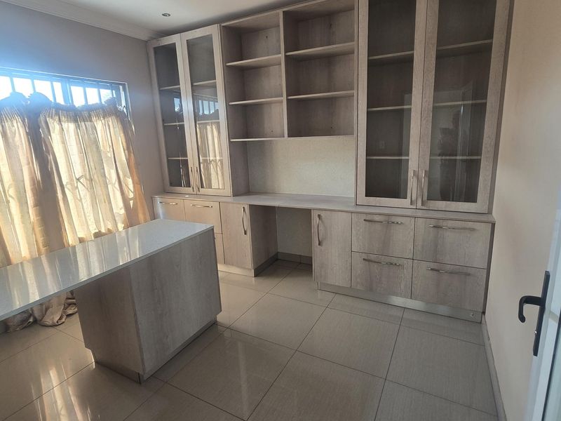 House Pending Sale In Rayton - Photo 8