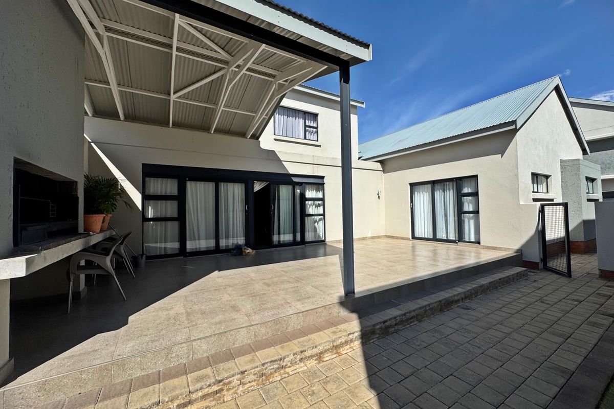 Townhouse For Sale In Bloemfontein - Photo 2