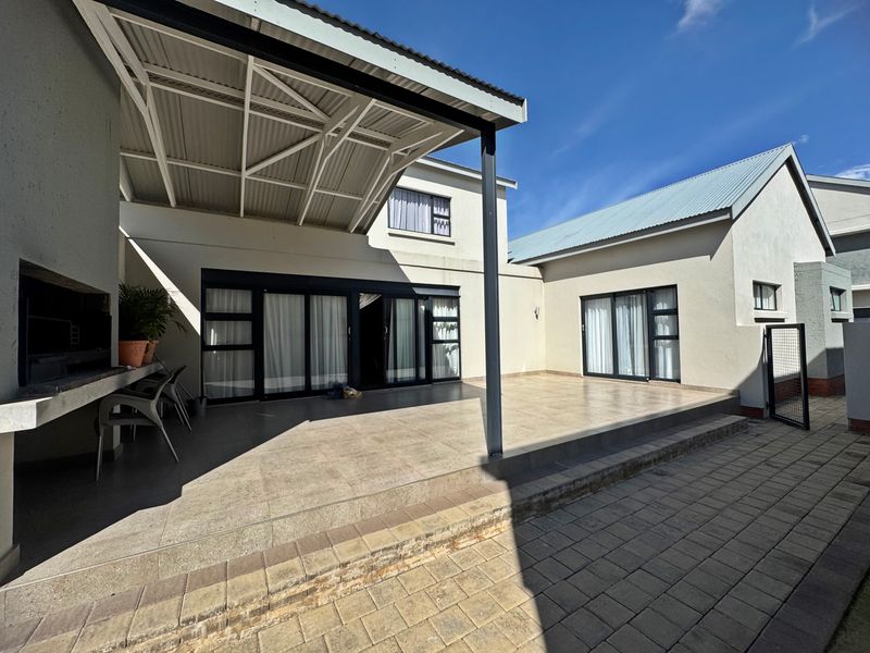 Townhouse For Sale In Bloemfontein - Photo 2