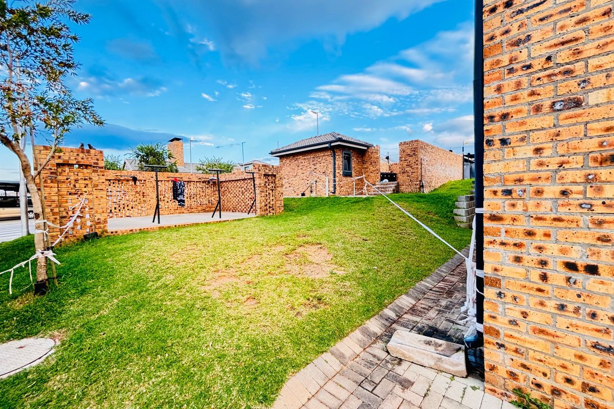 Apartment For Sale In Midrand - Photo 2
