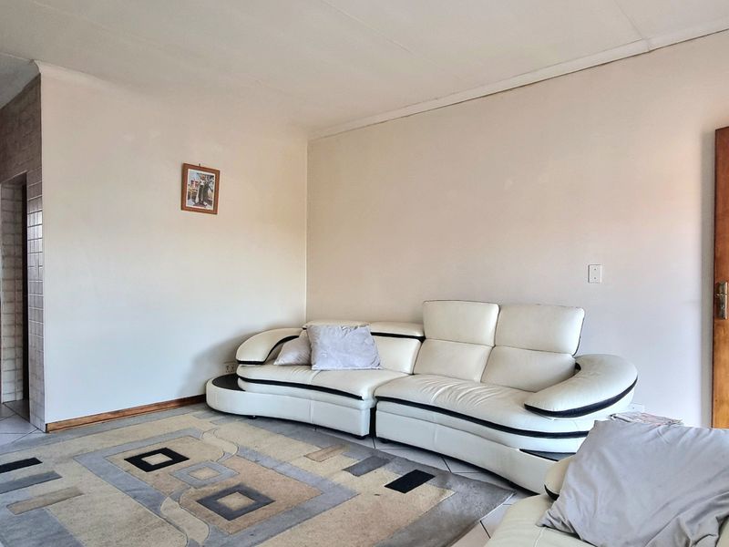 Apartment For Sale In Johannesburg - Photo 3