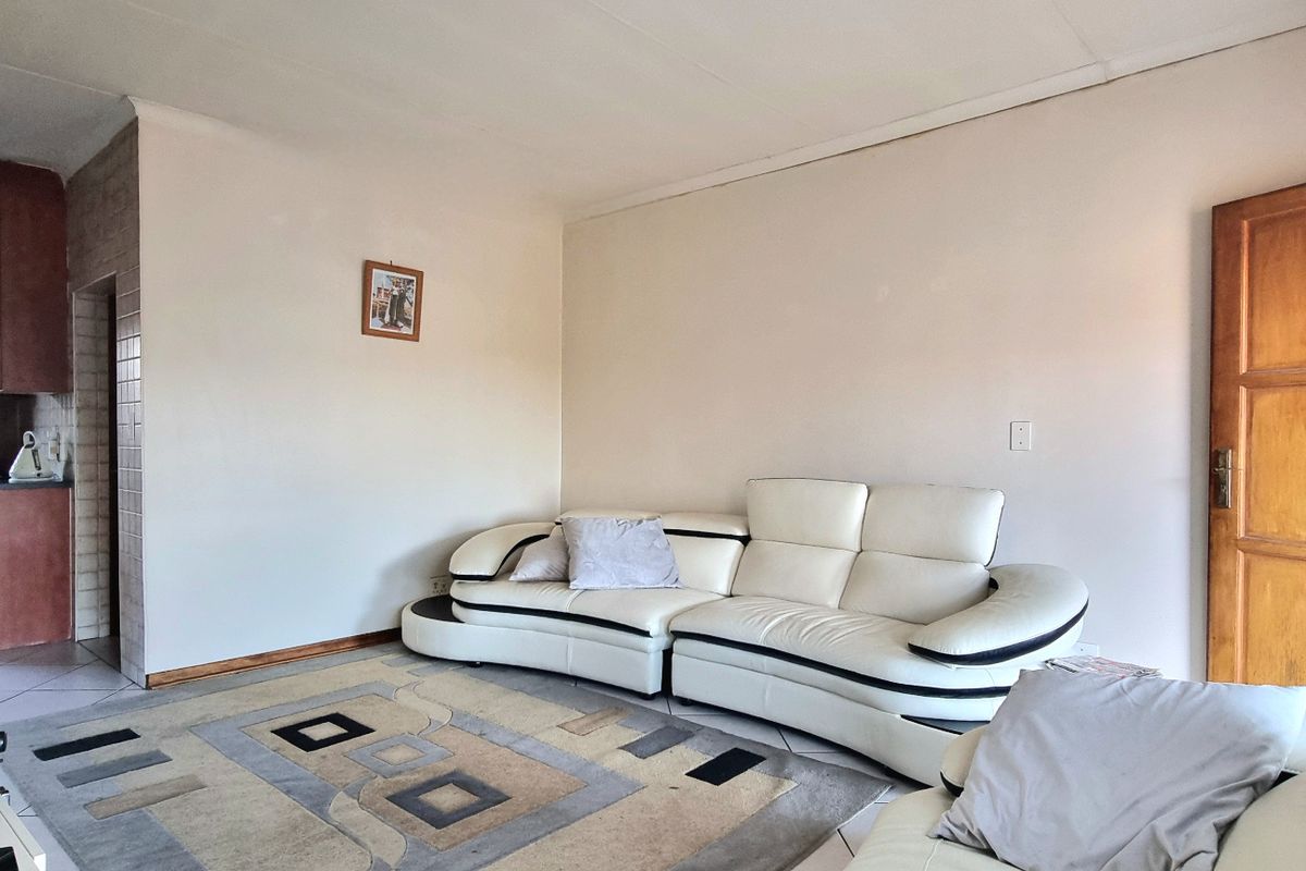 Apartment For Sale In Johannesburg - Photo 3
