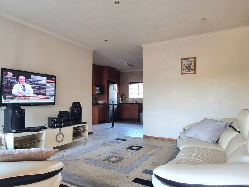 Apartment For Sale In Johannesburg - Photo 2