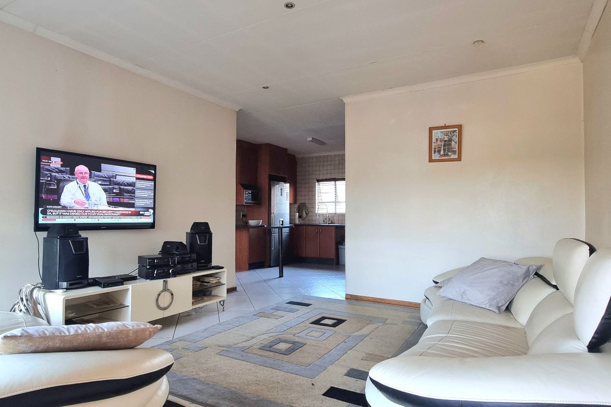 Apartment For Sale In Johannesburg - Photo 2