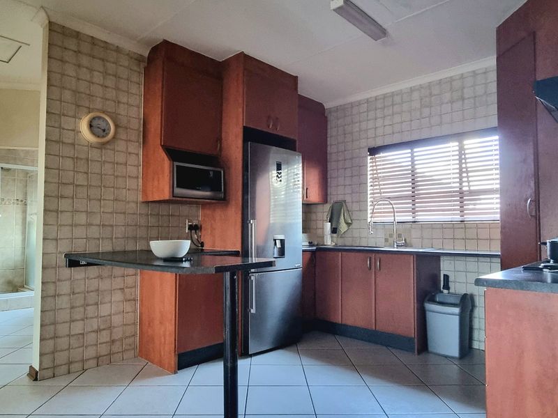 Apartment For Sale In Johannesburg - Photo 4