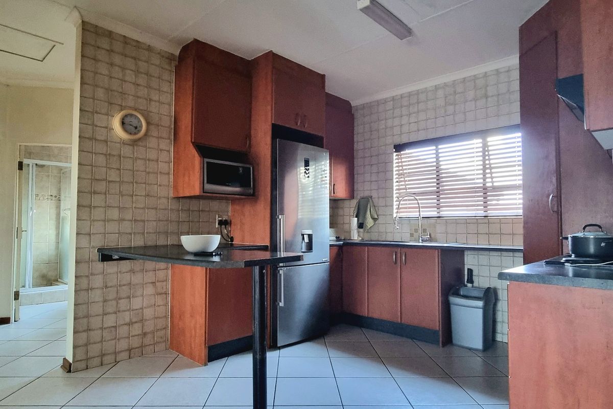 Apartment For Sale In Johannesburg - Photo 4