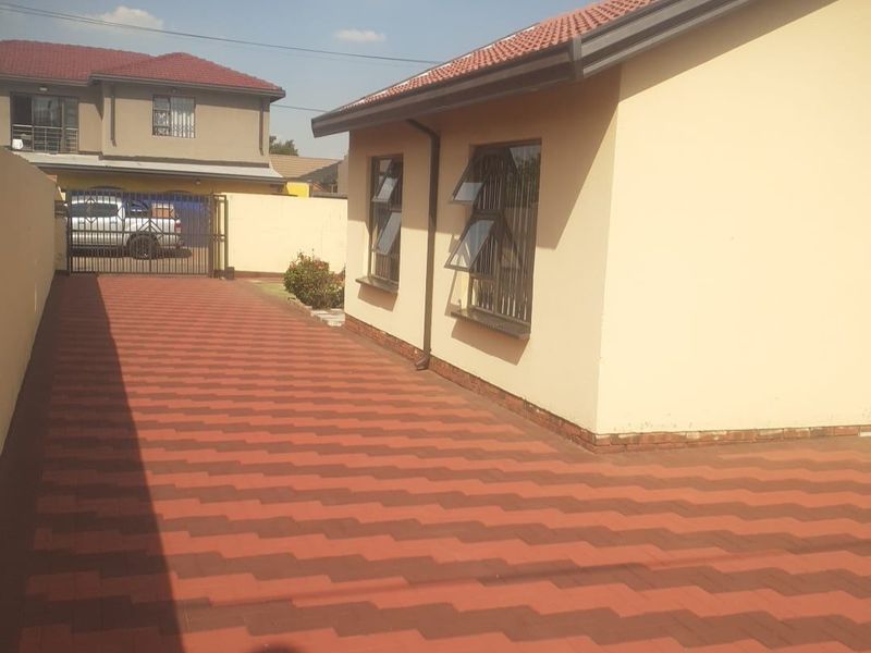 House For Sale In Soweto - Photo 8