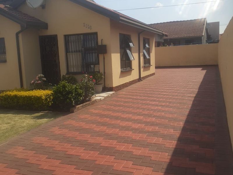 House For Sale In Soweto - Photo 1