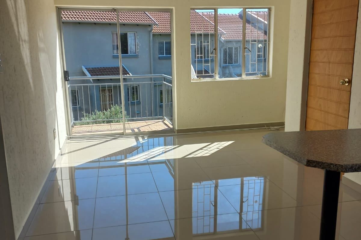 Townhouse For Sale In Edenvale - Photo 4