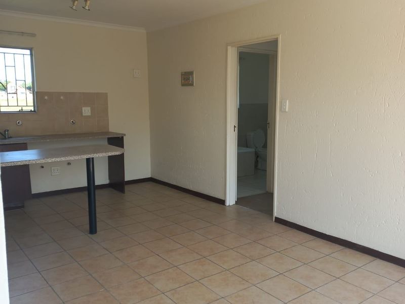 Townhouse For Sale In Edenvale - Photo 8