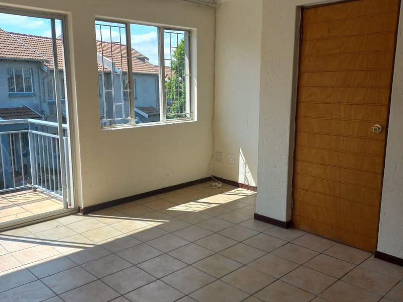 Townhouse For Sale In Edenvale - Photo 5