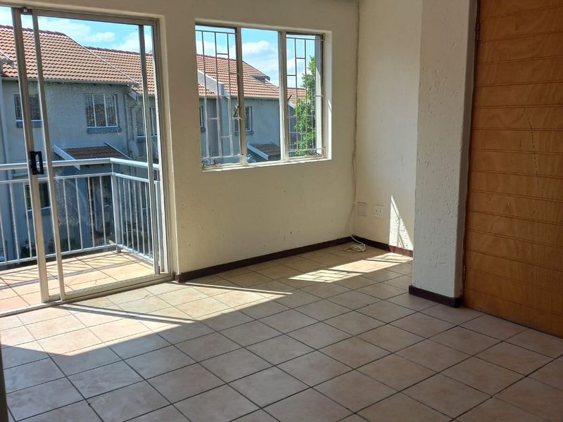 Townhouse For Sale In Edenvale - Photo 4