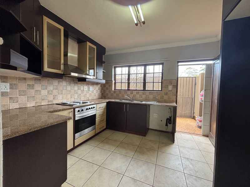 Townhouse For Sale In Margate - Photo 7