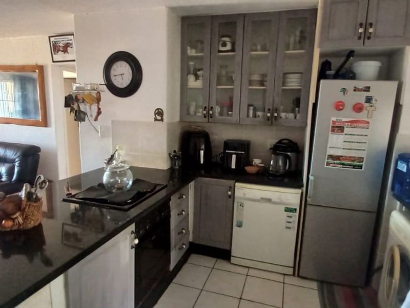 Apartment For Sale In Margate - Photo 3