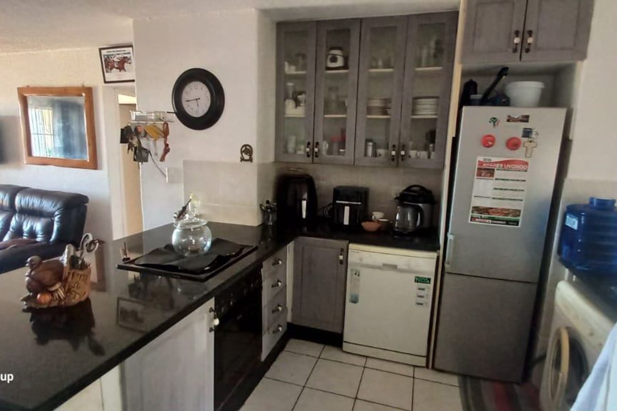 Apartment For Sale In Margate - Photo 3