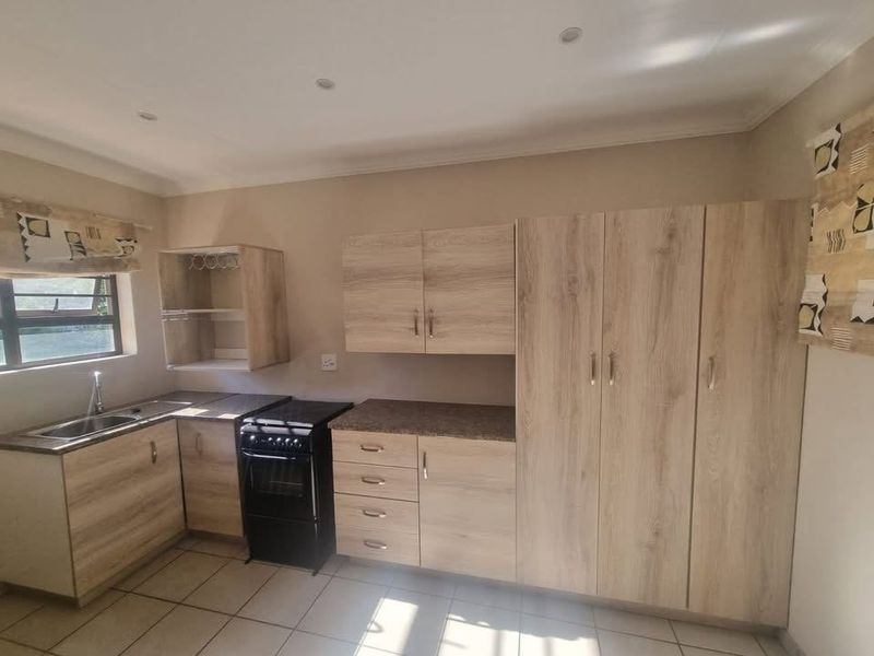 Townhouse Rental Monthly In Akasia - Photo 3