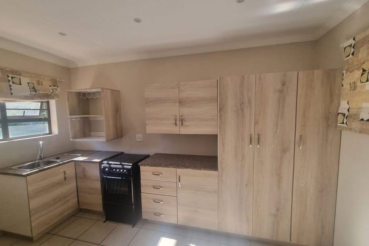 Townhouse Rental Monthly In Akasia - Photo 3