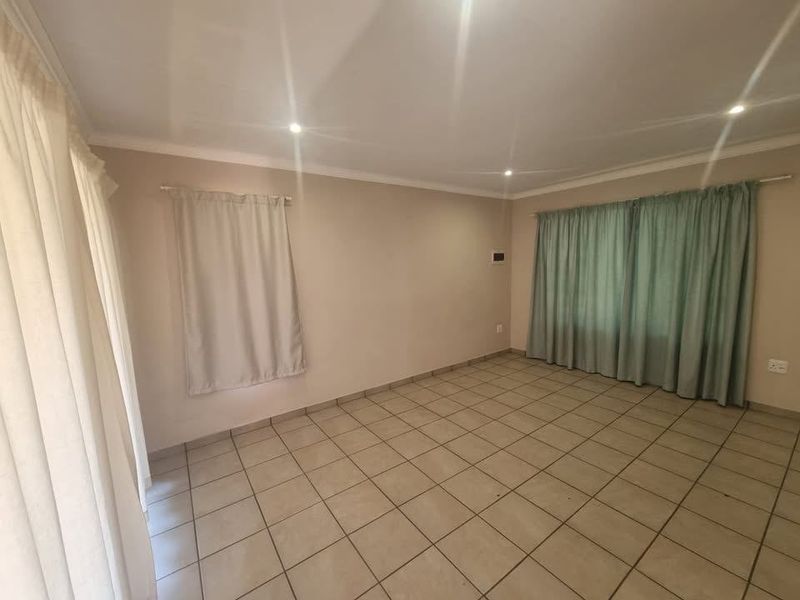 Townhouse Rental Monthly In Akasia - Photo 5