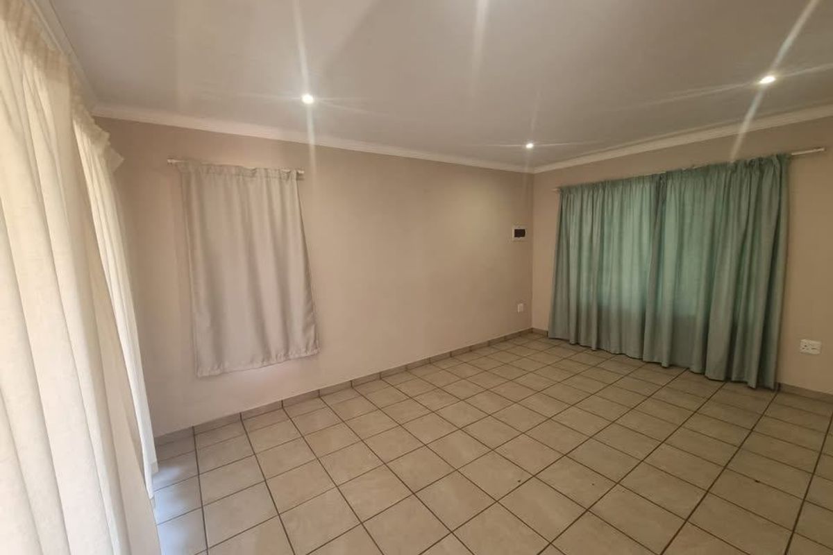 Townhouse Rental Monthly In Akasia - Photo 5