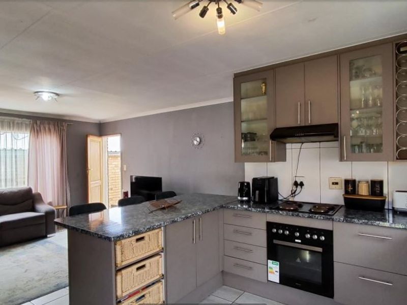 Townhouse For Sale In Kempton Park - Photo 2