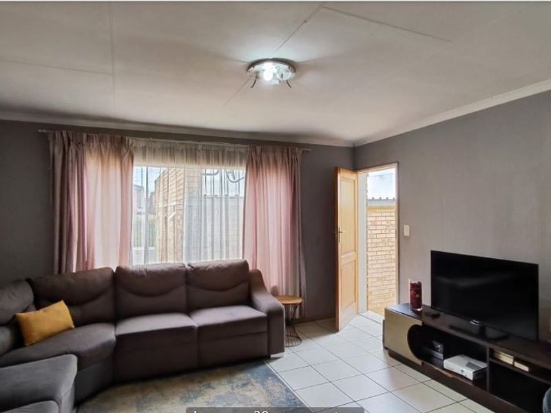 Townhouse For Sale In Kempton Park - Photo 4
