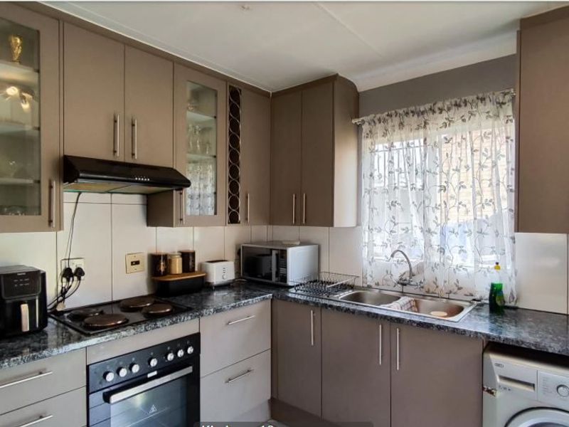 Townhouse For Sale In Kempton Park - Photo 3