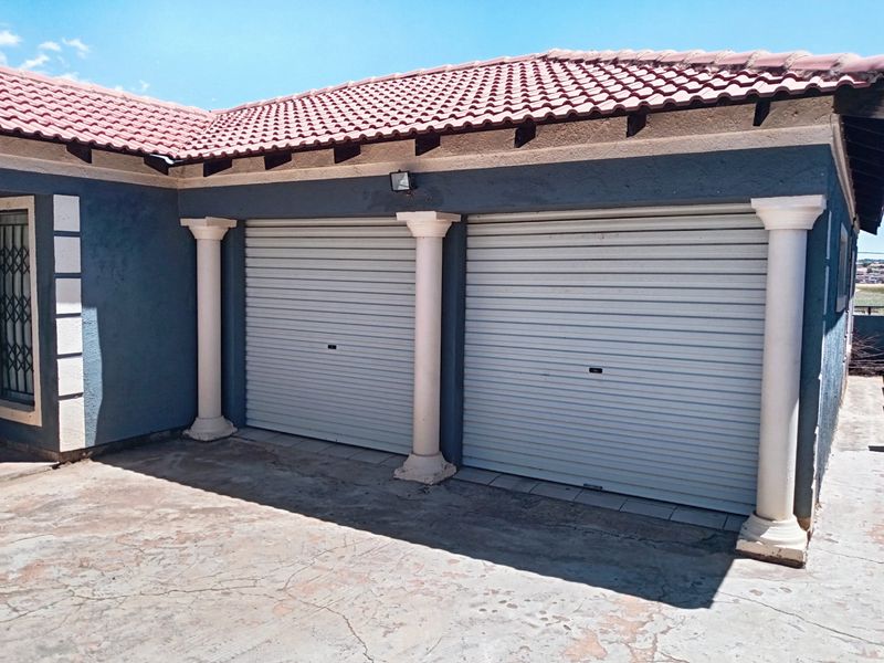 House For Sale In Witbank - Photo 3