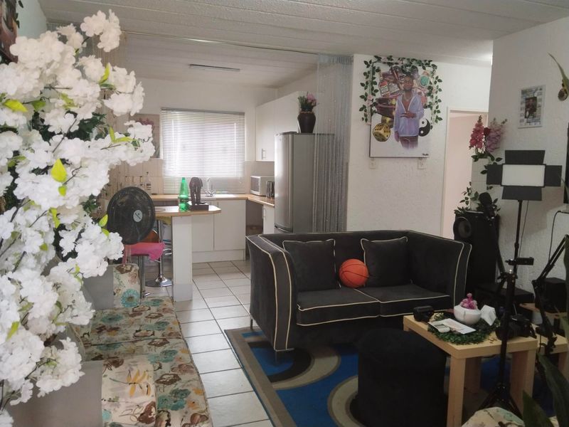 Apartment Rental Monthly In Roodepoort - Photo 2