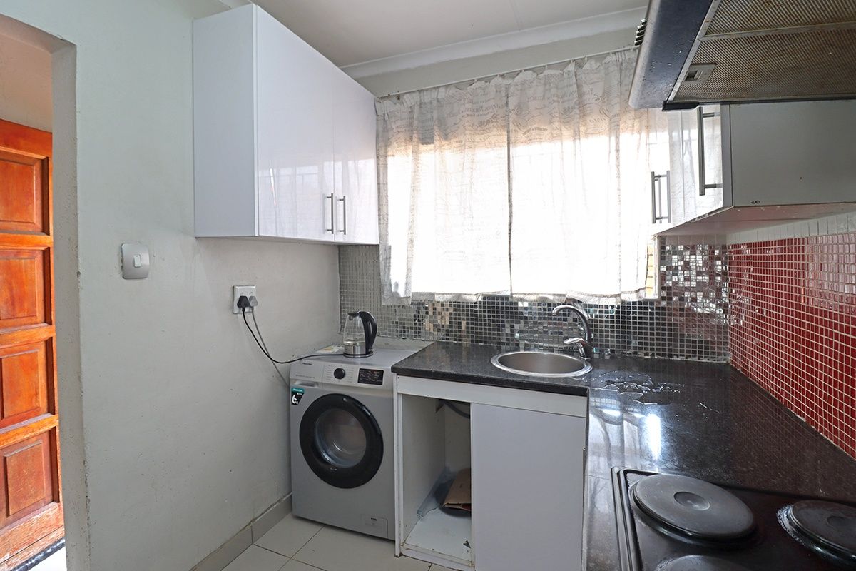 Townhouse Pending Sale In Sandton - Photo 3